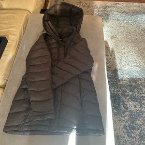 The Northface - Women’s Mid length Parka Jacket w/ detachable hood